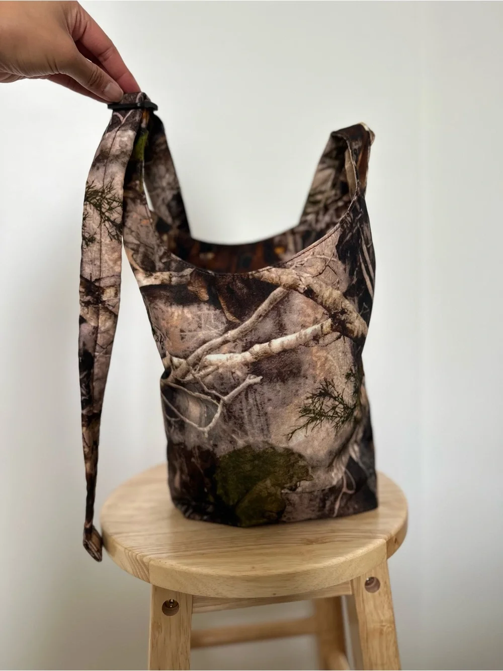 BAGGU Photo Forest Camo Print Small Nylon Sling Bag (like new!) - Picture 6 of 9